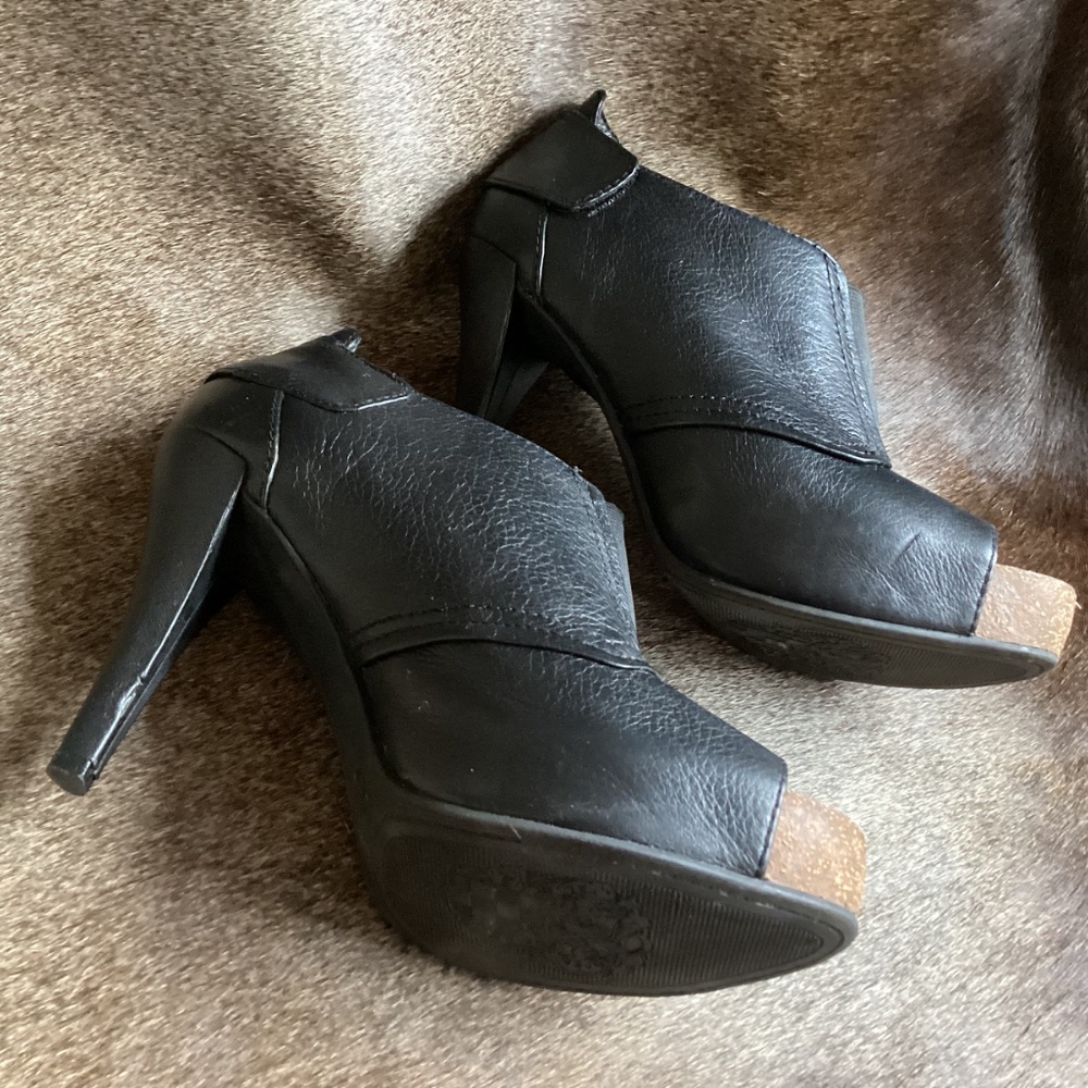 Vince Camuto Black Leather Heels - Picture 7 of 11